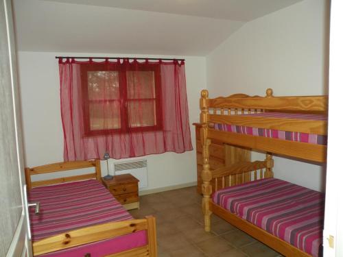 une chambre avec deux lits superposés et une fenêtre dans l'établissement Le cypres aux esperifes, à Vidauban
