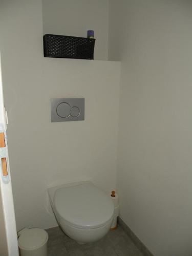 une salle de bain avec des toilettes blanches dans une chambre dans l'établissement Le cypres aux esperifes, à Vidauban