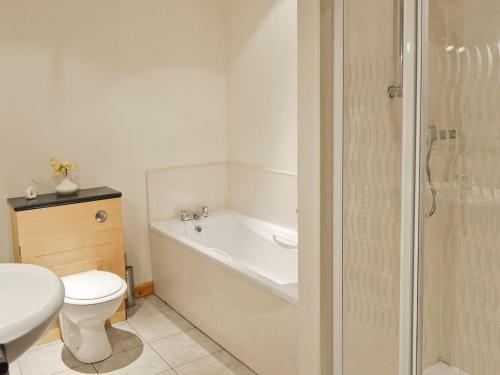 a bathroom with a tub and a toilet and a sink at Beech Cottage - E4779 in Atwick