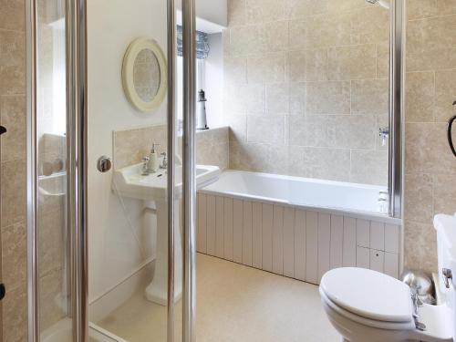 La salle de bains est pourvue d'une baignoire, de toilettes et d'un lavabo. dans l'établissement Fell Cottage, à Scarborough