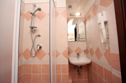 Phòng tắm tại Tiburtina Guesthouse