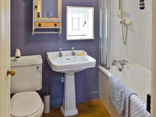 ウィットビーにあるOcean Cottageのバスルーム(洗面台、トイレ、バスタブ付)