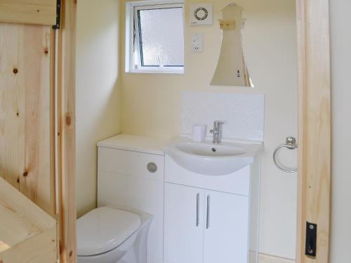 a small bathroom with a sink and a toilet at Low Tide - 30260 in Cromer