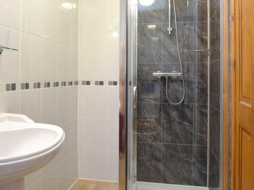 La salle de bains est pourvue d'une douche, de toilettes et d'un lavabo. dans l'établissement The Stables- Osb, à Penbryn