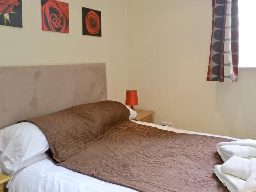 Un pat sau paturi într-o cameră la Fir Tree Cottage - Ukc646