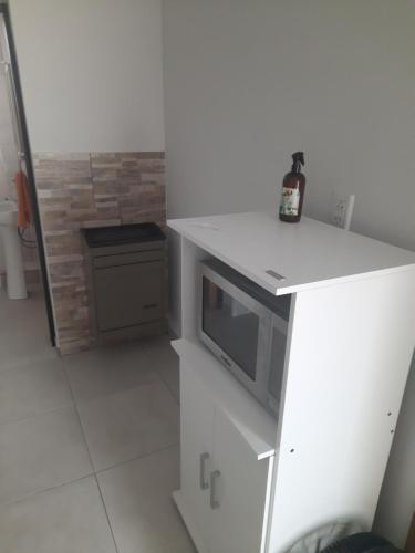 a kitchen with a white counter and a microwave at Kyomu Departamento in Macachín