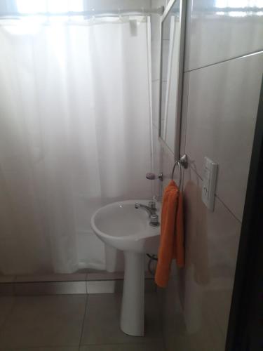 - białą umywalkę w łazience z prysznicem w obiekcie Kyomu Departamento w mieście Macachín