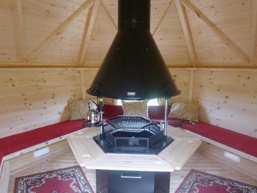 um fogão num quarto numa cabina de madeira em Hideaway em Brompton Ralph