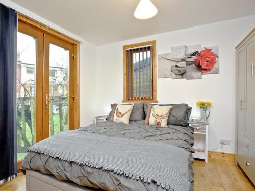 a bedroom with a bed and a window at Hunters Lodge in Kingskerswell