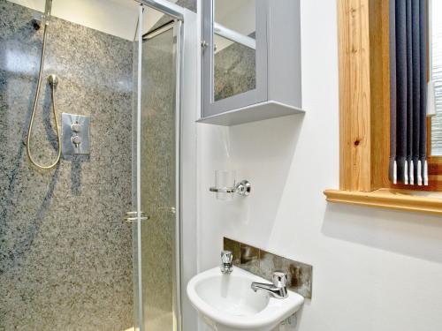 a bathroom with a sink and a shower at Hunters Lodge in Kingskerswell