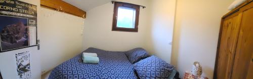- une petite chambre avec un lit et une fenêtre dans l'établissement Beau duplex lumineux à la montagne Nice flat just underneath MtBlanc, aux Houches