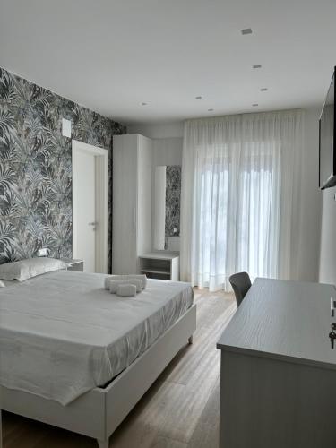 een slaapkamer met een groot bed en een groot raam bij Bed and Breakfast Al Portanova in Reggio di Calabria