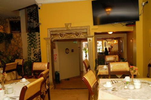 a dining room with tables and chairs in a restaurant at Colony Inn Hotel in Ambato