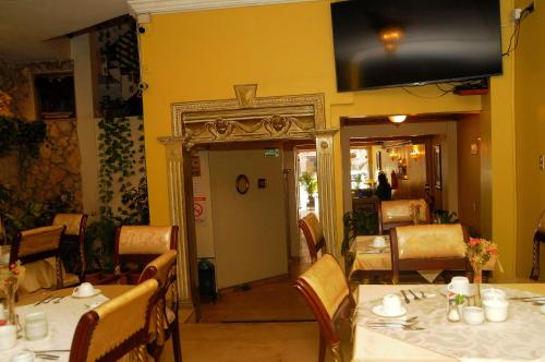 un comedor con mesas y sillas en un restaurante en Colony Inn Hotel, en Ambato