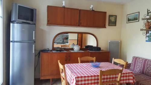 une cuisine avec une table et un réfrigérateur dans l'établissement Gite bosi tanneron, à Tanneron