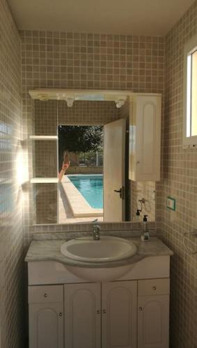 Foto Casa de campo muy grande, con piscina y pistas 3