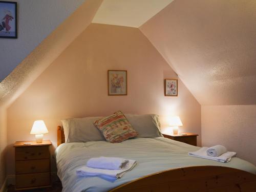 1 dormitorio con 1 cama con 2 toallas en Bakehouse Cottage, en Balnald