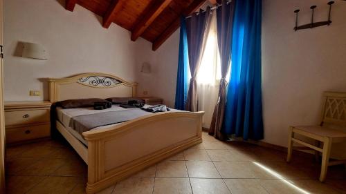 Schlafzimmer mit einem Bett und blauen Vorhängen in der Unterkunft Ocean Penthouse - Santa Maria in Santa Maria