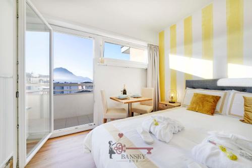 盧加諾的住宿－Sunny Suite Nordic - Lugano City -By EasyLife Swiss，一间带大床的卧室和一个阳台