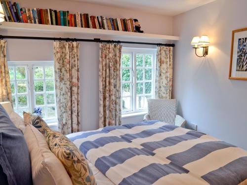 מיטה או מיטות בחדר ב-The Thatch Cottage