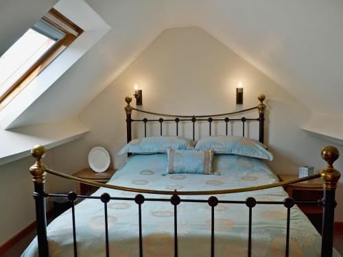 哈廷頓的住宿－The Old Mill Annexe，一间卧室配有一张带蓝色枕头的大床