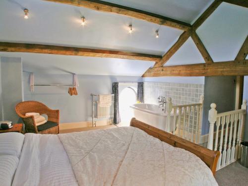 sypialnia z łóżkiem, wanną i umywalką w obiekcie The Old Stables w mieście Helsby