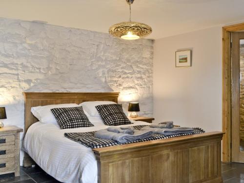 um quarto com uma cama grande e toalhas em The Vestry em Cyffic