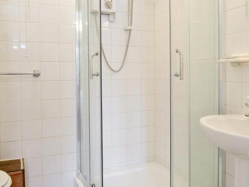 een badkamer met een douche en een wastafel bij Rose Cottage - B6009 in Wendling