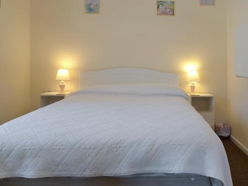 WendlingにあるRose Cottage - B6009のベッドルーム1室(白いベッド1台、ランプ2つ付)