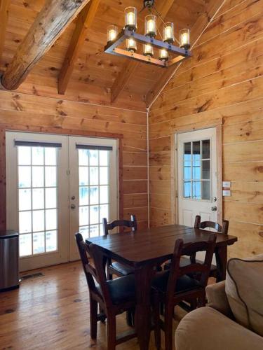 Φωτογραφία από το άλμπουμ του Cozy Creekside Cabin in the heart of Hocking Hills σε Laurelville