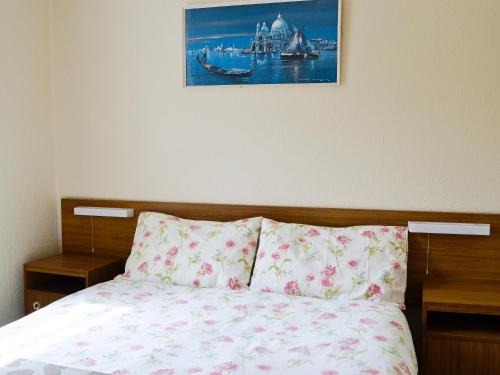 1 dormitorio con 1 cama y una foto en la pared en Lochnagar, en Largs