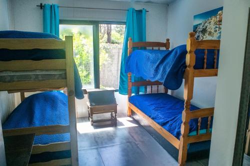 a room with three bunk beds and a window at Milopotas in Punta del Este