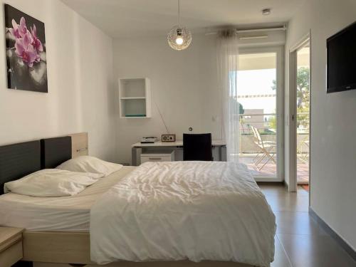 Posteľ alebo postele v izbe v ubytovaní 17 - Appartement neuf, parking terrasse et jolie vue