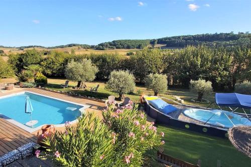 une maison avec une piscine et un bateau dans la cour dans l'établissement Le gîte Bellevue à MONTJOI 82400 Tarn & Garonne, à Monjoi