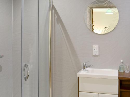 uma casa de banho com um chuveiro, um lavatório e um espelho. em The Gearings - Uk3163 em Lucker