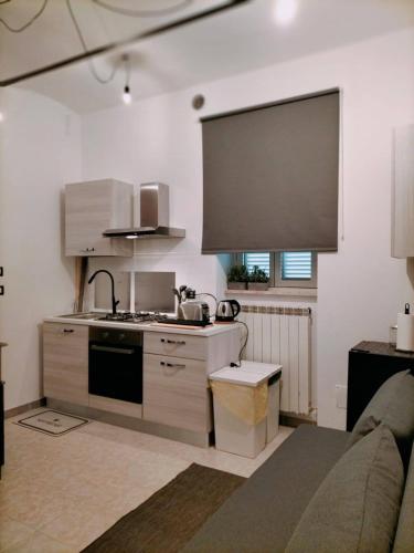 una cucina con lavello e fornello forno superiore di Queen apartment al Palazzetto ad Assisi