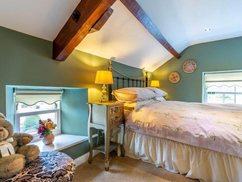 1 dormitorio con 1 cama y 1 osito de peluche en Old Brewery Coach House-uk3003, en Haltwhistle