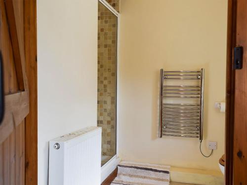 ein Badezimmer mit einem WC und einem Handtuchspender in der Unterkunft Alfies Barn in Ambrosden