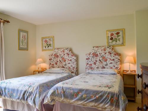 um quarto com 2 camas e 2 candeeiros em Sunnybank em Saint Margaret