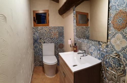 uma casa de banho com um WC branco e um lavatório. em CASA MOYA-LA ENCARNACIÓN em Caravaca de la Cruz