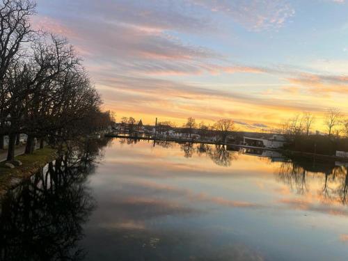 Blick auf einen Fluss bei Sonnenuntergang in der Unterkunft Apartment Viktoria in Horn