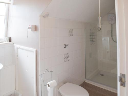 ロクサムにあるMirabilisの白いバスルーム(シャワー、トイレ付)