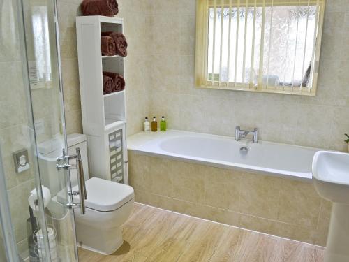 ein Badezimmer mit einer Badewanne, einem WC und einem Waschbecken in der Unterkunft Cobden View in Sabden