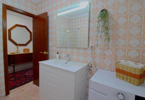 蘇安塞斯的住宿－La Luz de La Concha，一间带水槽和镜子的浴室