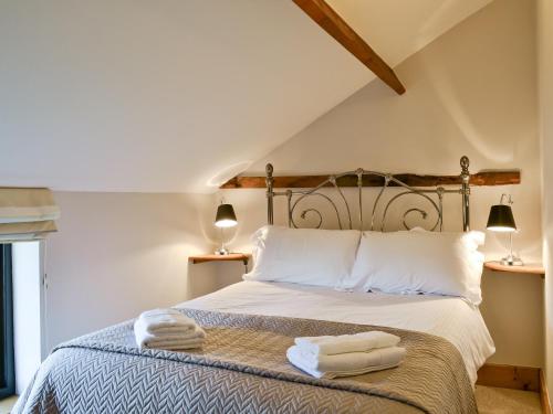 a bedroom with a bed with towels on it at The Granary-e3567 in Uggeshall