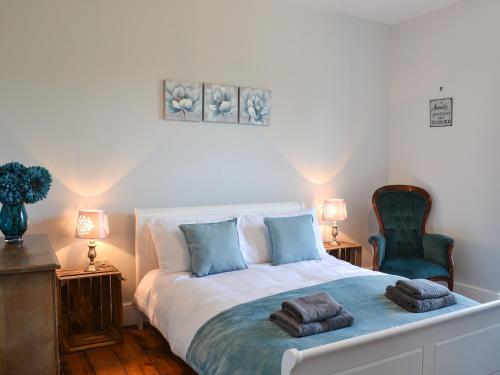 um quarto com uma cama com duas toalhas em Maes Yr Onnen em Abercych