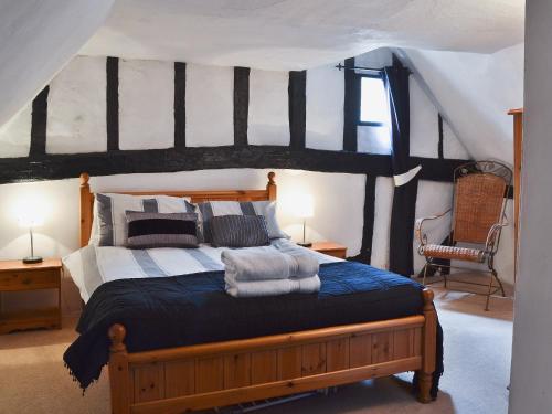 een slaapkamer met een groot bed op zolder bij Belfrey House in York