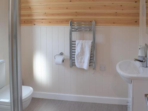 Baño blanco con aseo y lavamanos en The Nest - Uk32352, en Ellingham