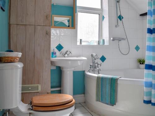 Westgate Cottage في وارويك: حمام مع حوض وحوض استحمام ومرحاض