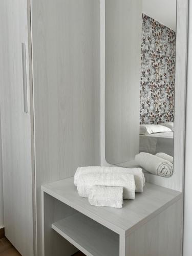een badkamer met een wastafel met een spiegel en handdoeken bij Bed and Breakfast Al Portanova in Reggio di Calabria